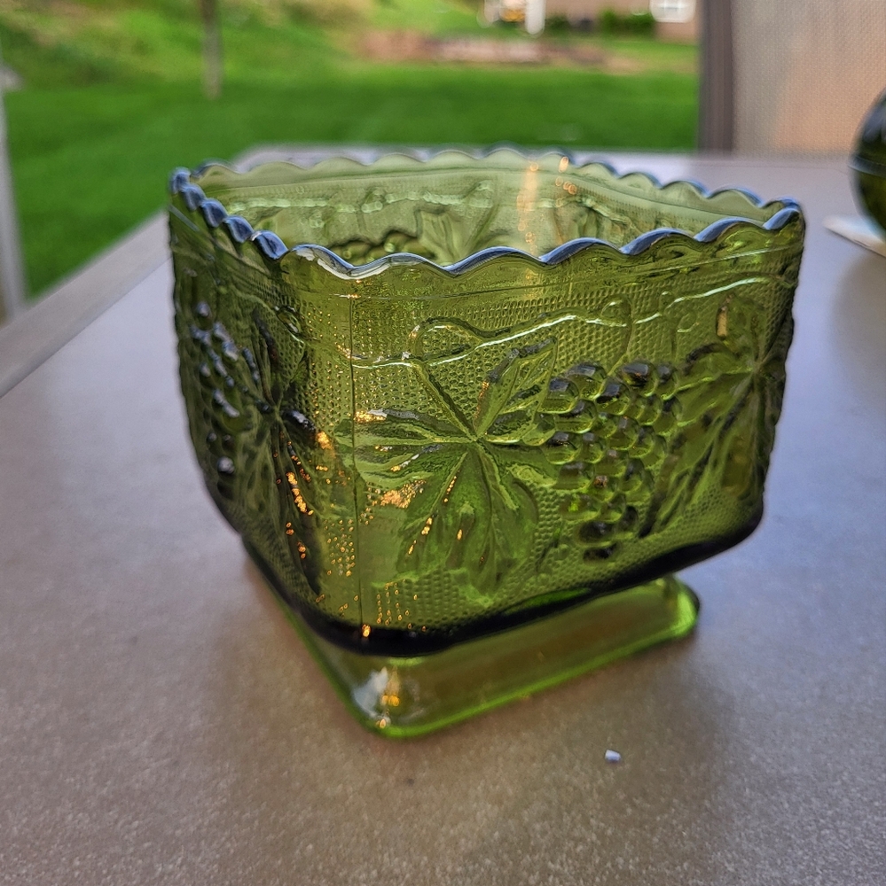 Vintage Decorative Green Ruffled Edge Square Glass Bowl With Grapes And Leaves